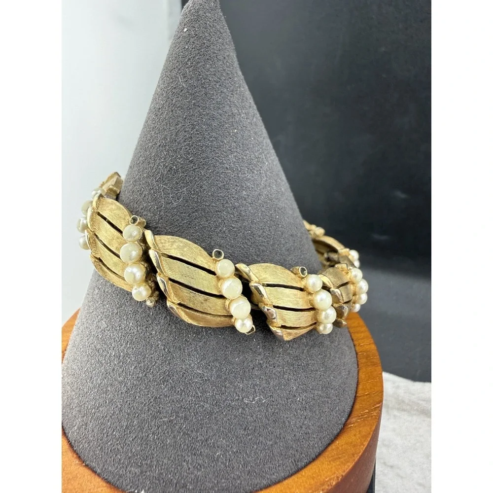 Vintage Trifari Bracelet‎ Faux Pearls Gold Tone 7